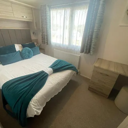 Lakeside Retreat 3 With Hot Tub, Private Fishing Peg Situated At Tattershall Lakes Country Park Exterior photo