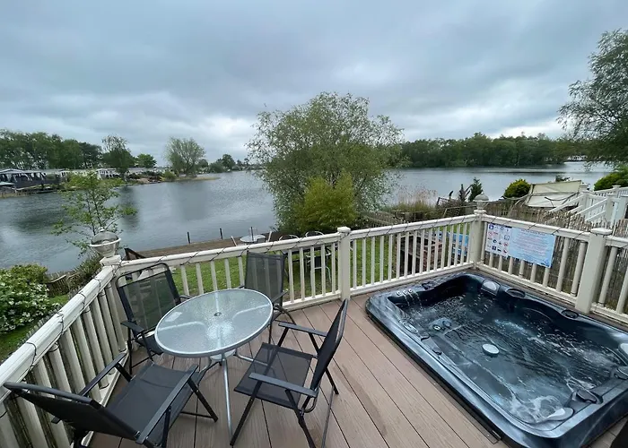 Lakeside Retreat 3 With Hot Tub, Private Fishing Peg Situated At Tattershall Lakes Country Park