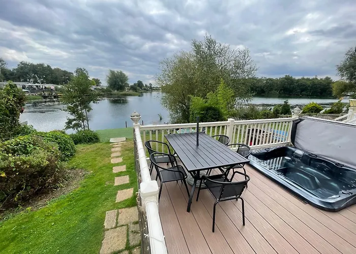 Lakeside Retreat 3 With Hot Tub, Private Fishing Peg Situated At Tattershall Lakes Country Park