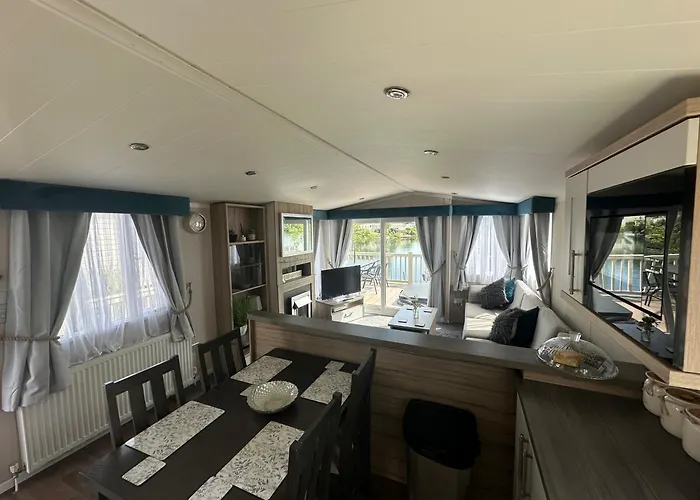 Lakeside Retreat 3 With Hot Tub, Private Fishing Peg Situated At Tattershall Lakes Country Park