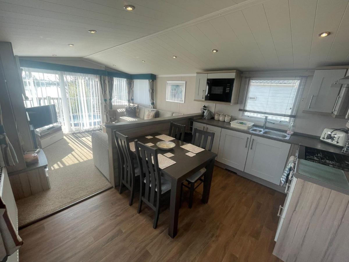 Lakeside Retreat 3 With Hot Tub, Private Fishing Peg Situated At Lakes Country Park *