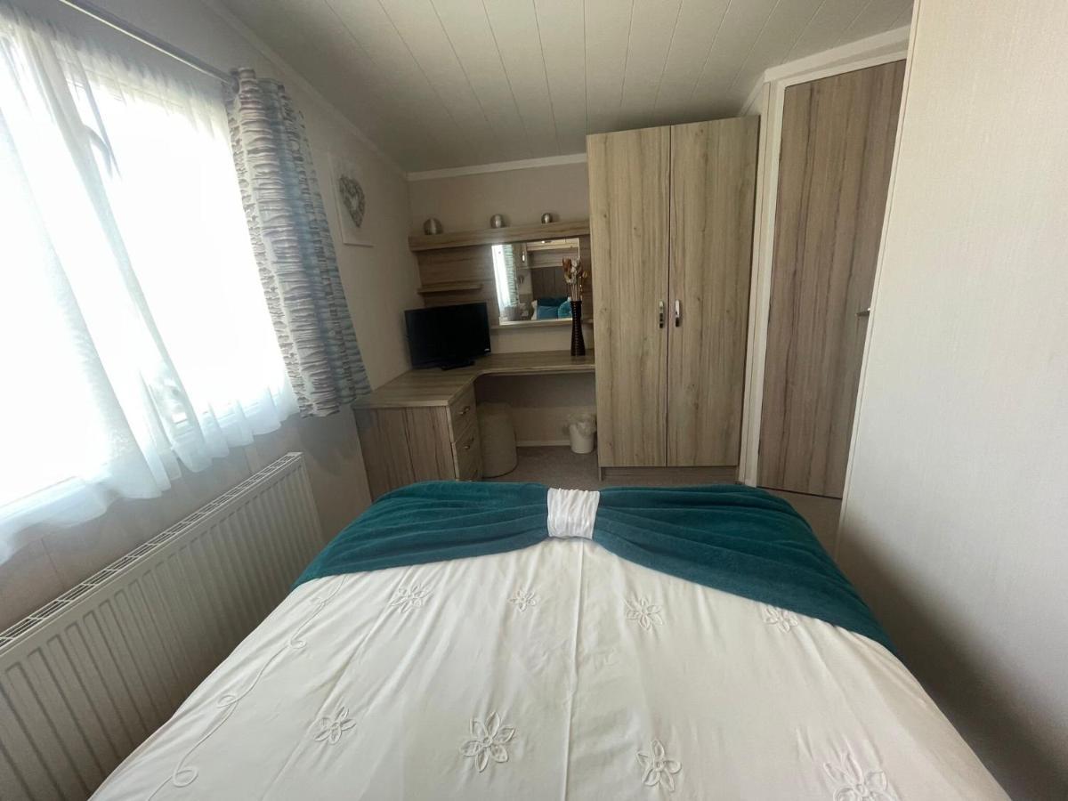 Lakeside Retreat 3 With Hot Tub, Private Fishing Peg Situated At Lakes Country Park Holiday home