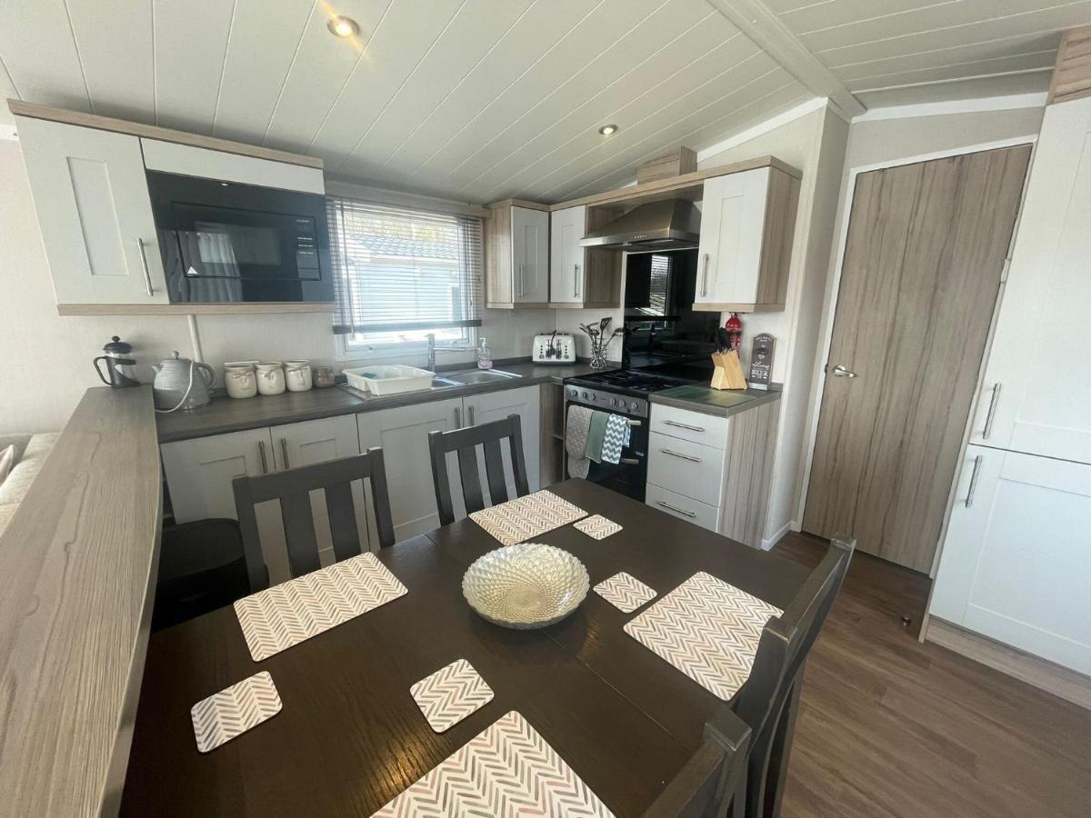 Lakeside Retreat 3 With Hot Tub, Private Fishing Peg Situated At Lakes Country Park Holiday home Tattershall