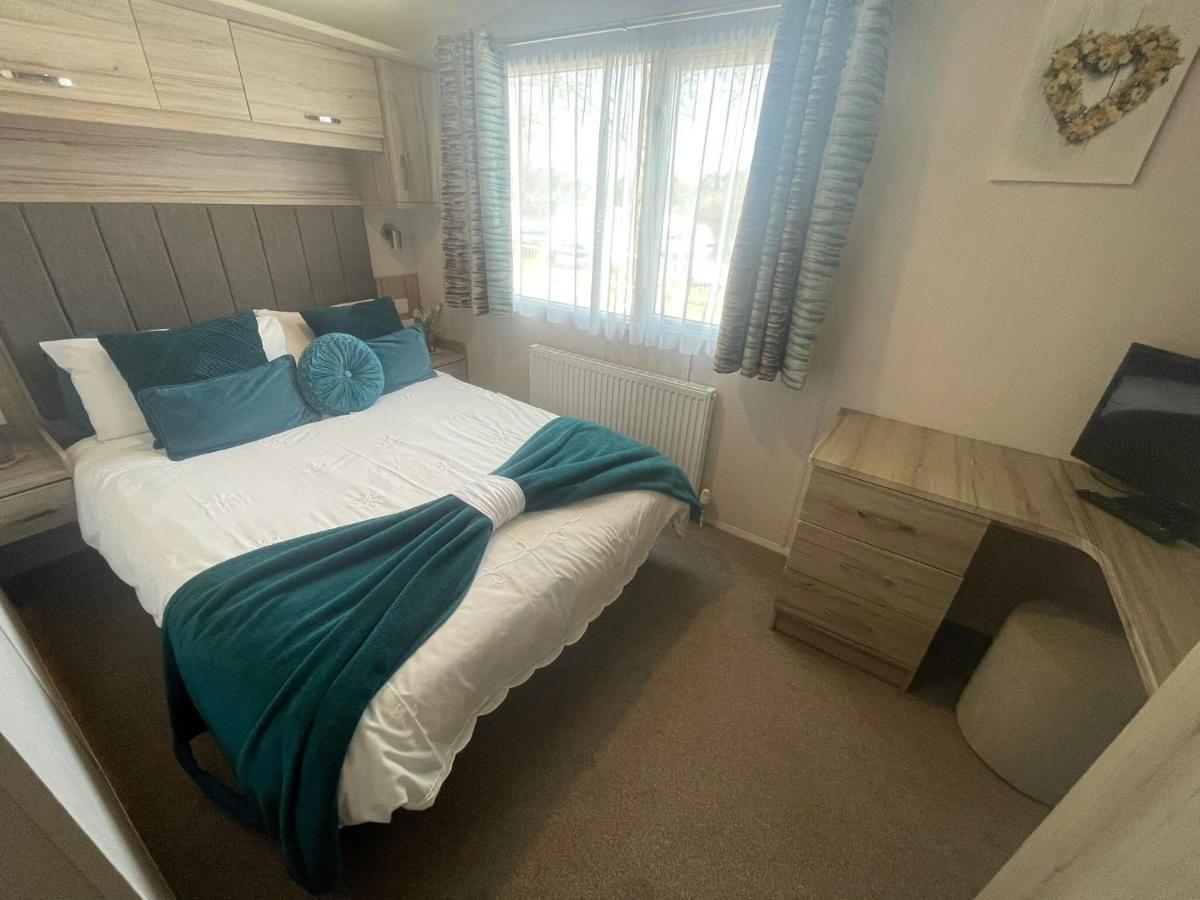 Lakeside Retreat 3 With Hot Tub, Private Fishing Peg Situated At Lakes Country Park Holiday home Tattershall