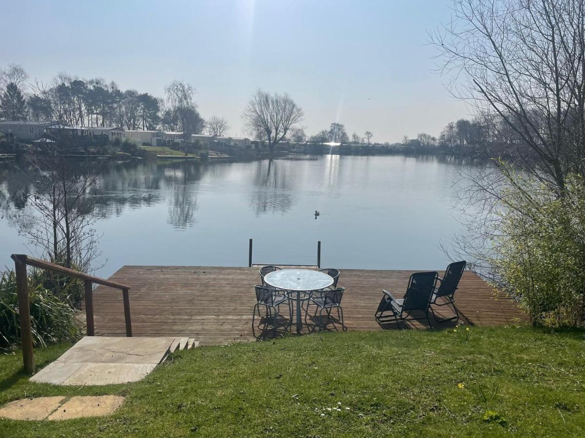 Lakeside Retreat 3 With Hot Tub, Private Fishing Peg Situated At Lakes Country Park Holiday home Tattershall