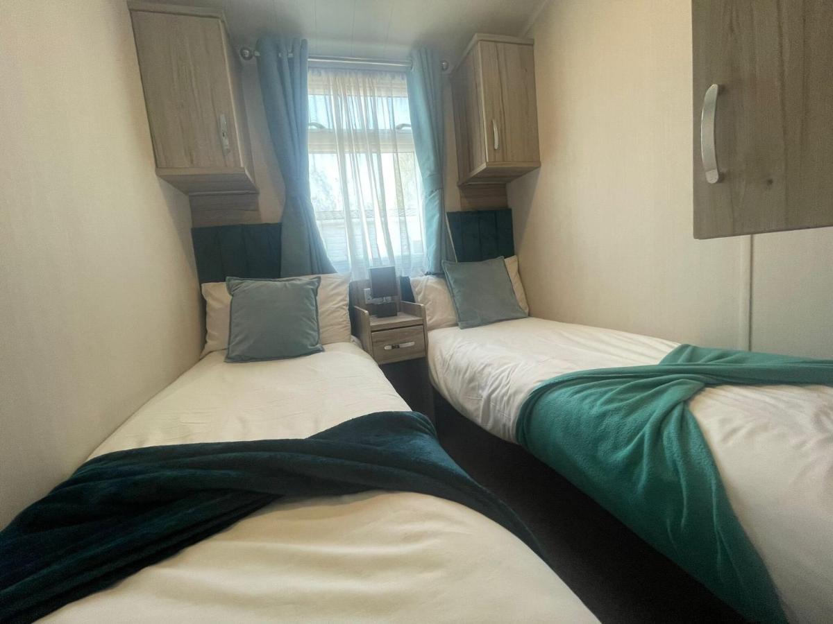 Holiday home Lakeside Retreat 3 With Hot Tub, Private Fishing Peg Situated At Lakes Country Park