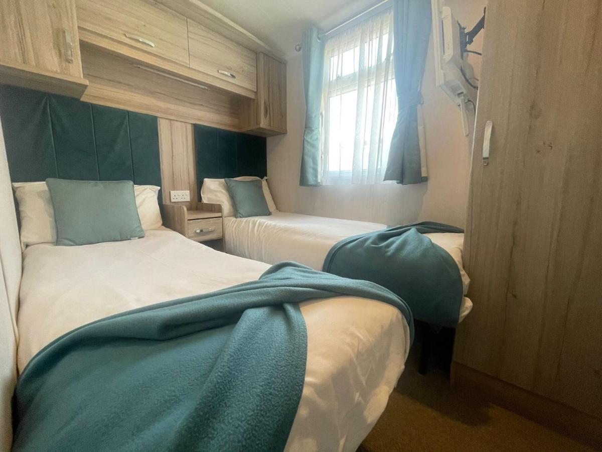 Lakeside Retreat 3 With Hot Tub, Private Fishing Peg Situated At Lakes Country Park * Tattershall