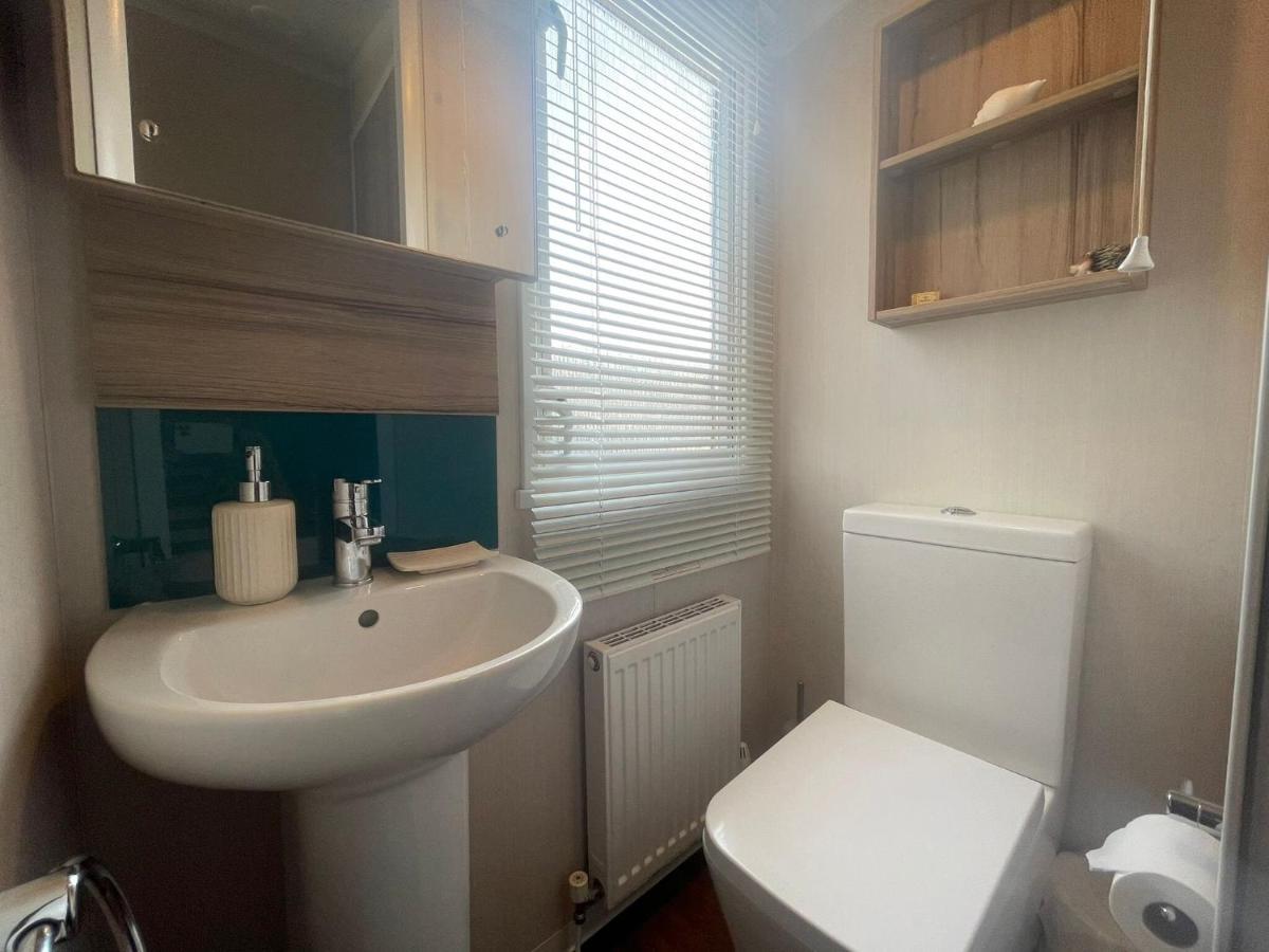 Holiday home Lakeside Retreat 3 With Hot Tub, Private Fishing Peg Situated At Lakes Country Park *