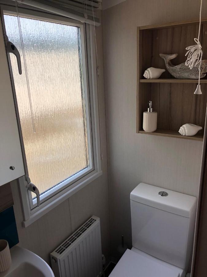 Lakeside Retreat 3 With Hot Tub, Private Fishing Peg Situated At Lakes Country Park Holiday home
