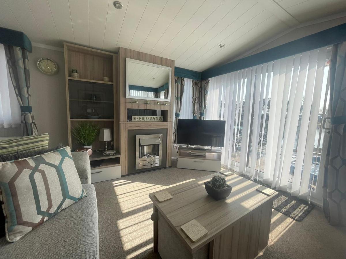 Lakeside Retreat 3 With Hot Tub, Private Fishing Peg Situated At Lakes Country Park Holiday home