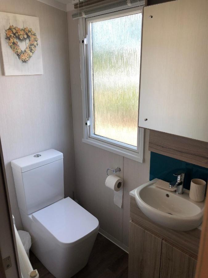 Lakeside Retreat 3 With Hot Tub, Private Fishing Peg Situated At Lakes Country Park