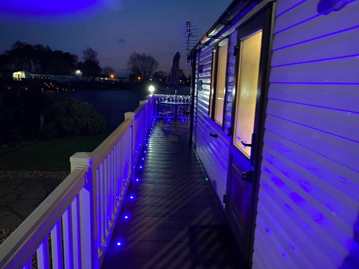 Lakeside Retreat 3 With Hot Tub, Private Fishing Peg Situated At Lakes Country Park Holiday home