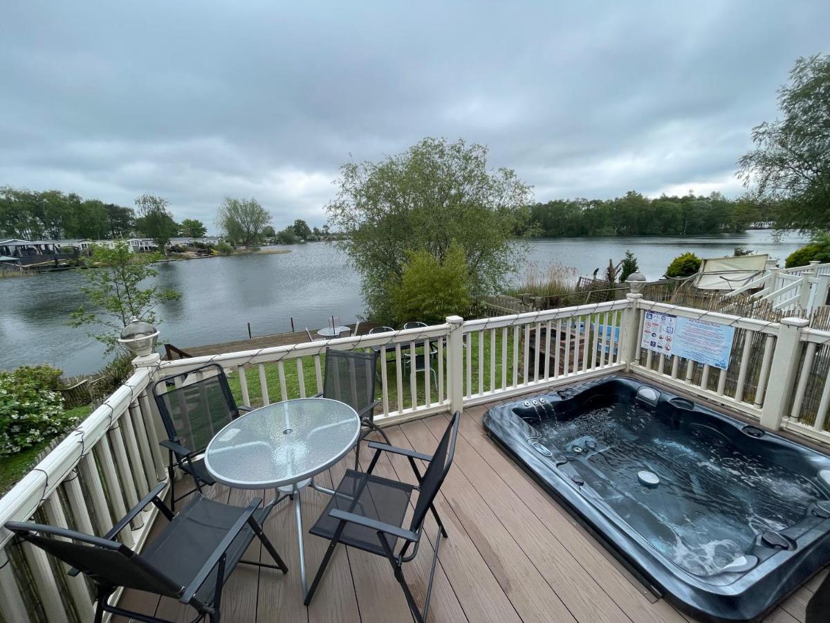 Lakeside Retreat 3 With Hot Tub, Private Fishing Peg Situated At Lakes Country Park Holiday home Tattershall