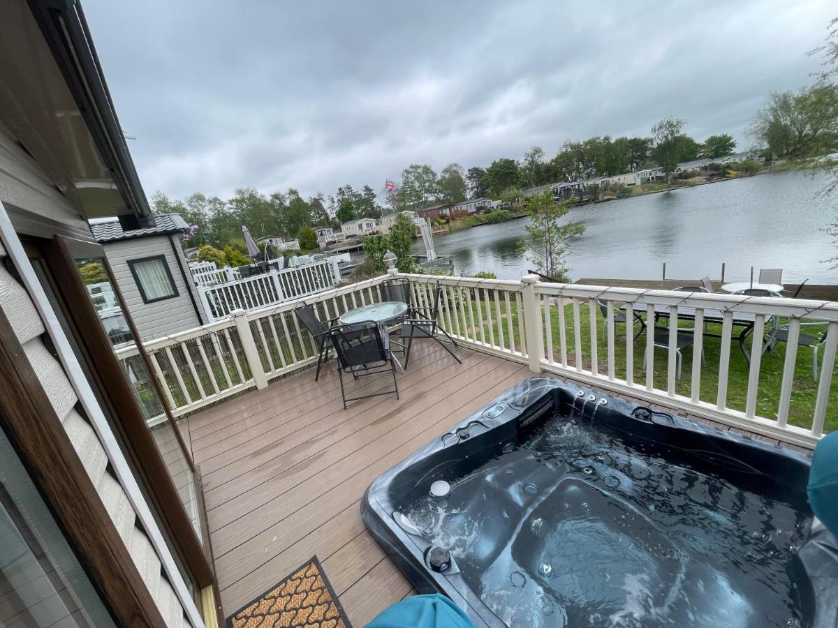 Holiday home Lakeside Retreat 3 With Hot Tub, Private Fishing Peg Situated At Lakes Country Park *