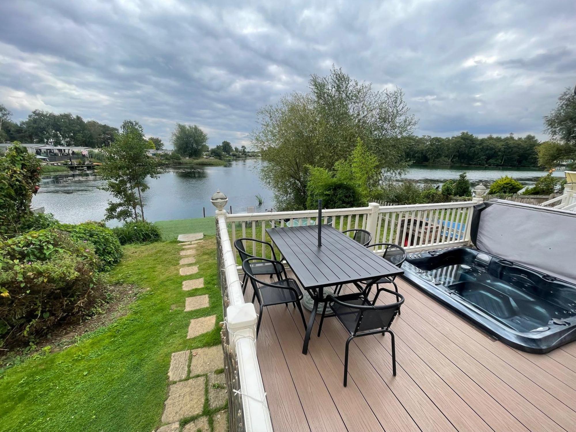 Holiday home Lakeside Retreat 3 With Hot Tub, Private Fishing Peg Situated At Lakes Country Park