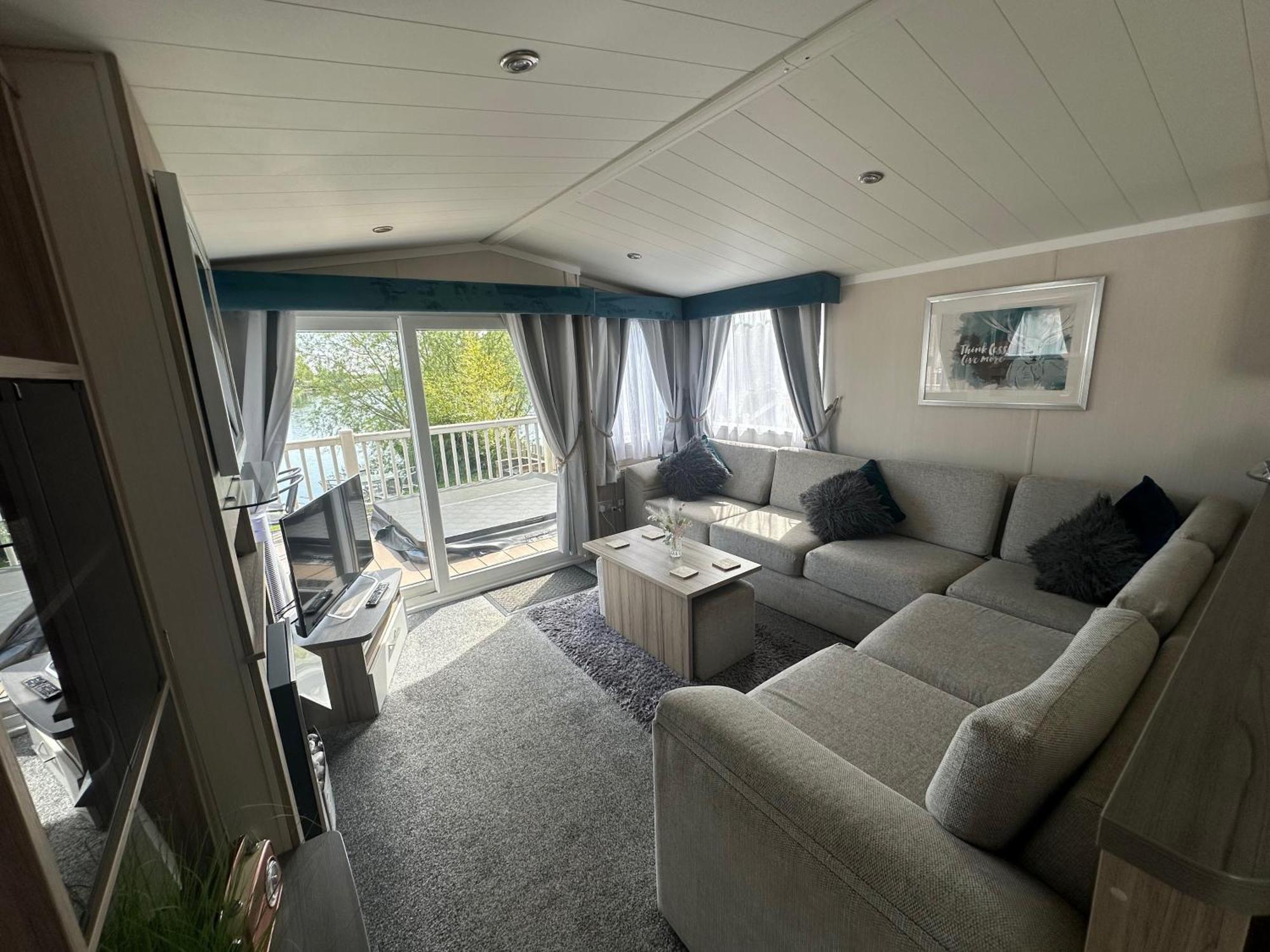 Holiday home Lakeside Retreat 3 With Hot Tub, Private Fishing Peg Situated At Lakes Country Park Tattershall